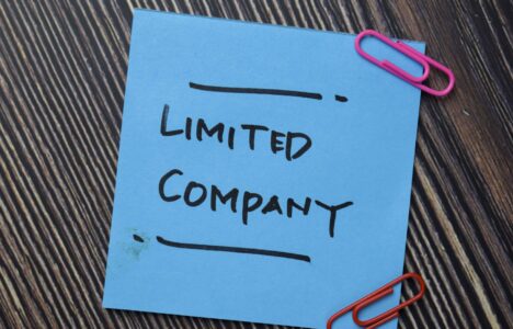 Blue sticky note on desk reading 'limited company' to represent incorporation in property investment