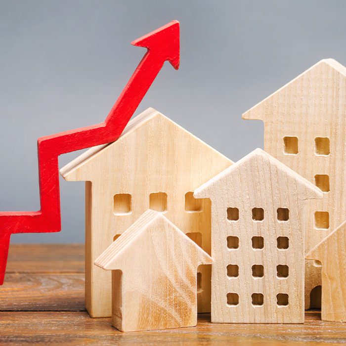 House models with up arrow to signify property market price growth