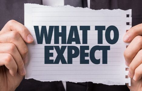 Person holds a piece of paper writes 'what to expect'