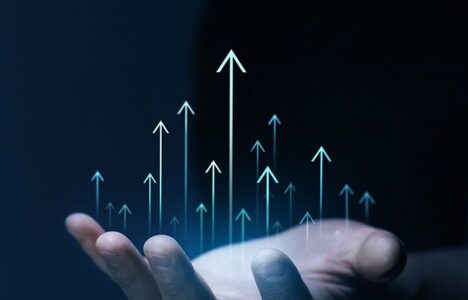 Person holds arrows pointing upwards