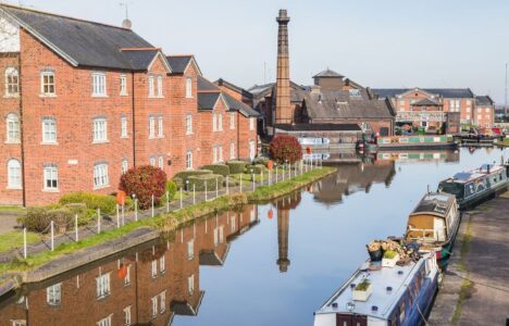 Still water on the Ellesmere Canal towards Ellesmere Port