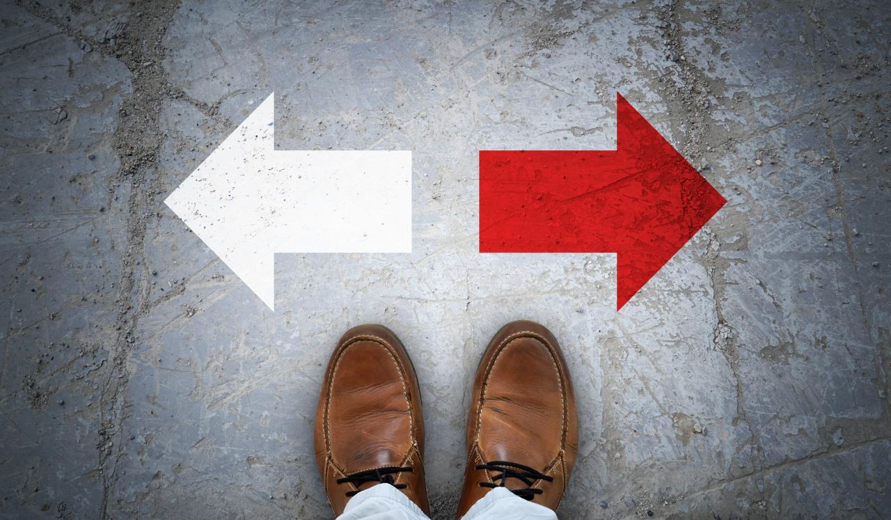 red and white arrows pointing at the opposite of each other