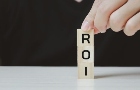 Wooden cubes with ROI Return on Investment symbol