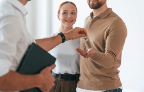 landlord handing over keys to new tenant
